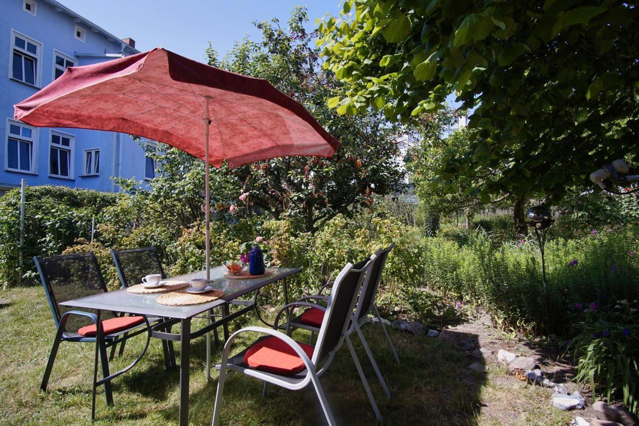 Zentral Aber Ruhig, Terrasse Mit Viel Gruen - Strandnahes Ferienhaus Luki 괴렌 외부 사진